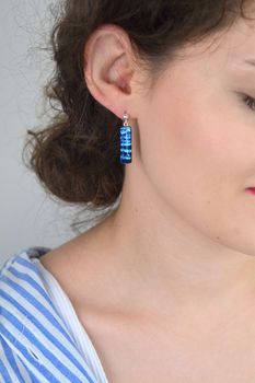 Kolczyki damskie Murano 56-KOL – srebro próby 925 i szkło Murano w granatowym kolorze. Długość 3,0 cm, szerokość 7 mm, waga 5,00 g. Unikalny styl, klasyczne zapięcie na sztyft (2).JPG